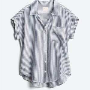 lD: 23 Hanford button down top